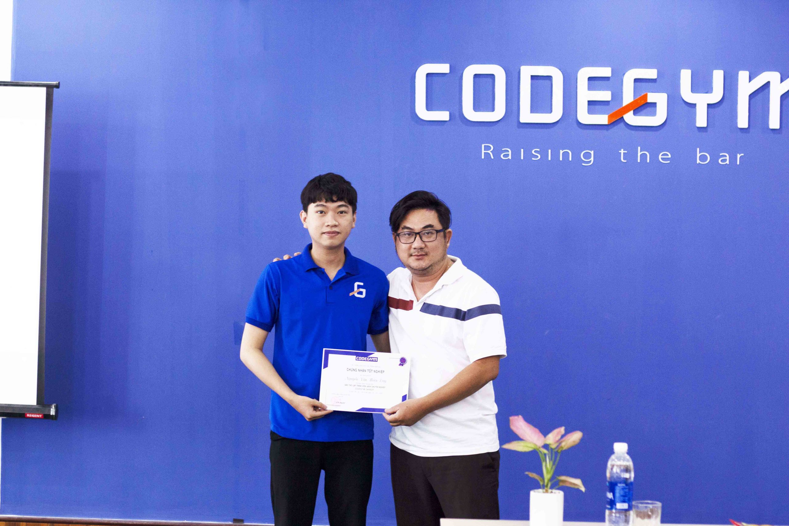 Giám đốc CodeGym Đà Nẵng trao chứng chỉ tốt nghiệp